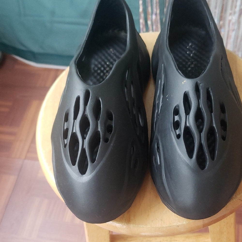 Black Slip-On Foam Shoes